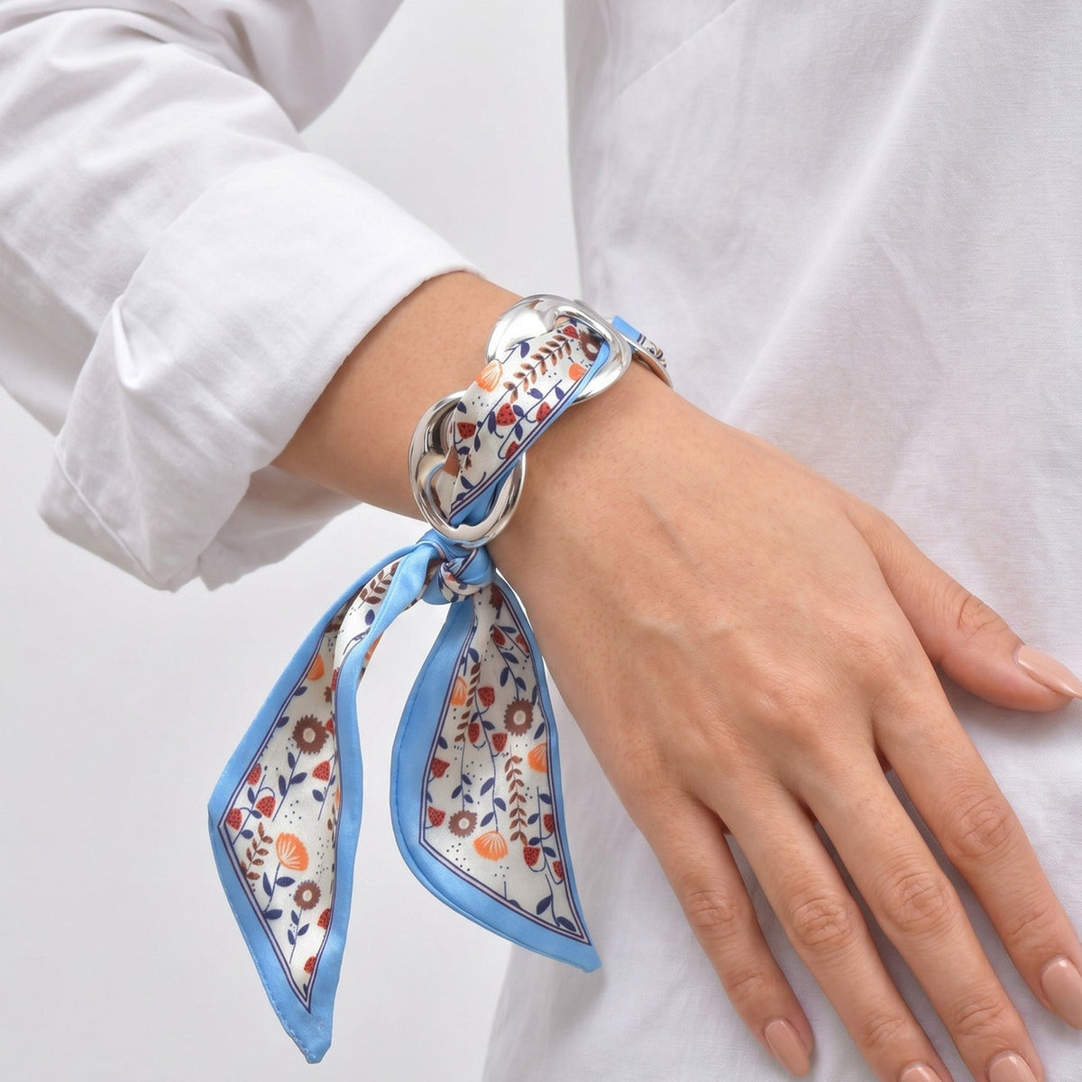 Nora — Brazalete Nórdico con Pañuelo · Imagen del proveedor