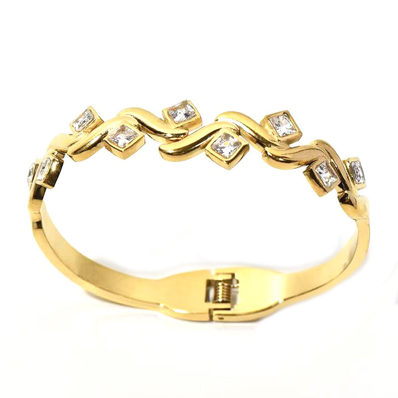 Soline — Brazalete Geométrico de Acero · Imagen del proveedor