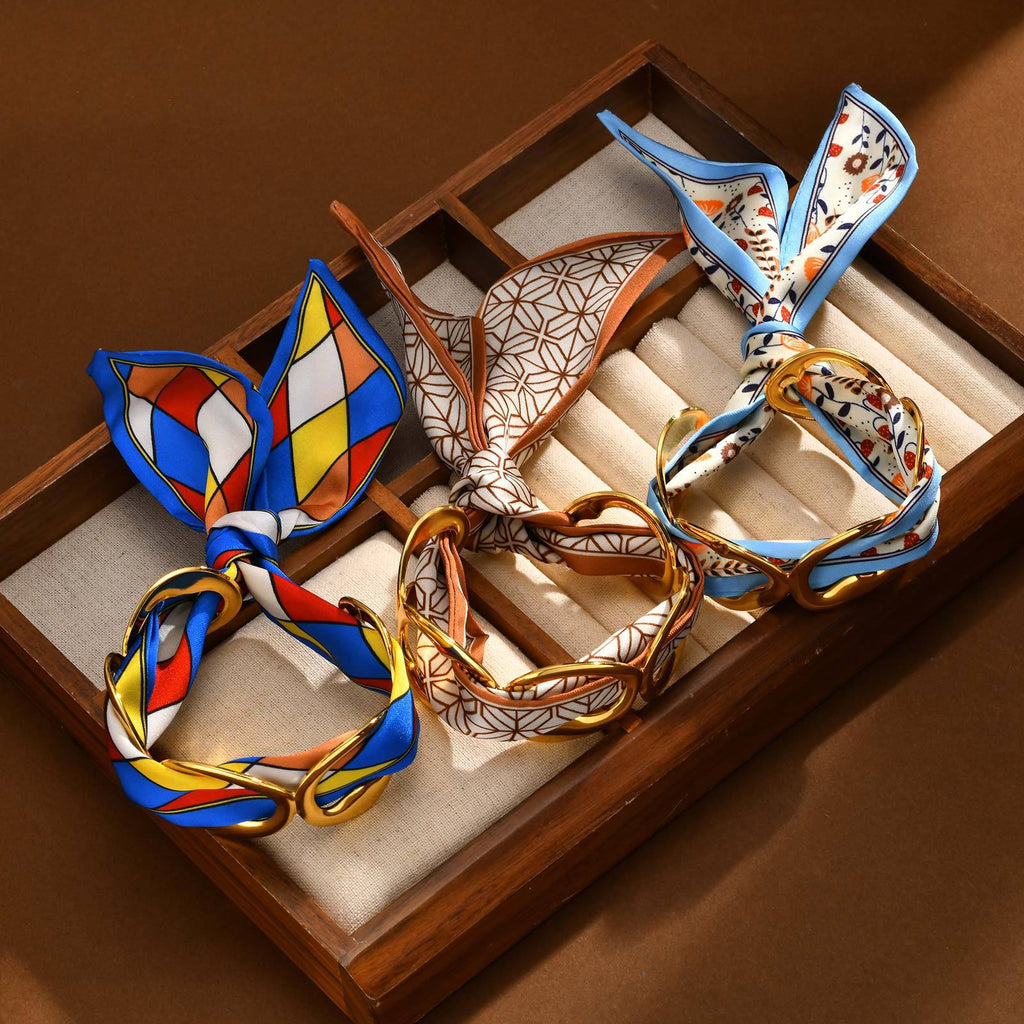 Nora — Brazalete Nórdico con Pañuelo · Imagen del proveedor