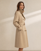 Adeline trench clásico atemporal — modelo en pose premium