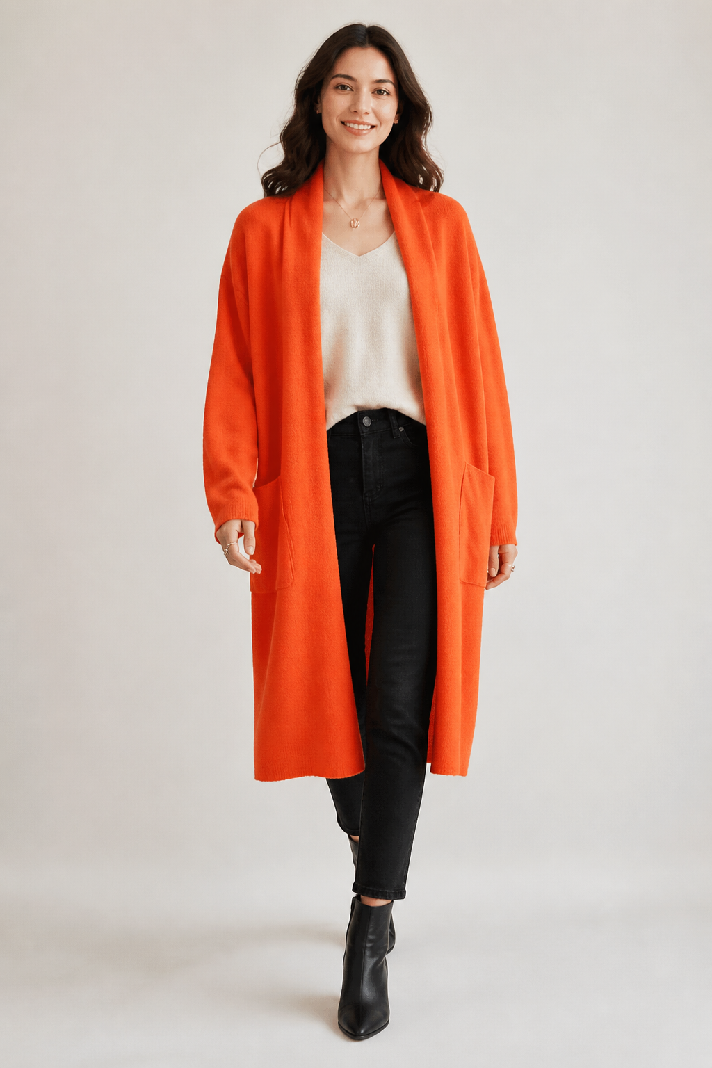 Amélie — Cárdigan Largo de Lana Suave — Naranja, modelo con rostro visible