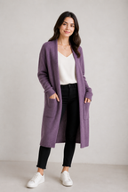 Amélie — Cárdigan Largo de Lana Suave — Morado taro, modelo con rostro visible