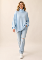 Amélie — Jersey de Cuello Alto — Azul claro, modelo con rostro visible