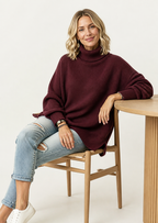 Amélie — Jersey de Cuello Alto — Burdeos, modelo con rostro visible
