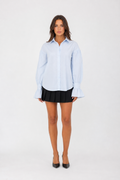Colette — Camisa Francesa de Cuello Clásico — colette azul, modelo con rostro visible