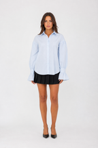 Colette — Camisa Francesa de Cuello Clásico — colette azul, modelo con rostro visible