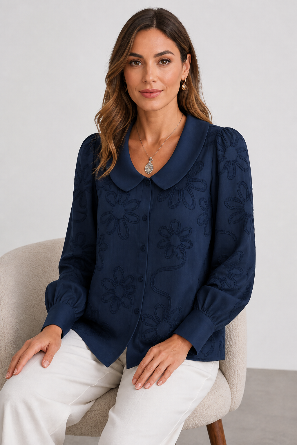 Azul marino — modelo con rostro visible