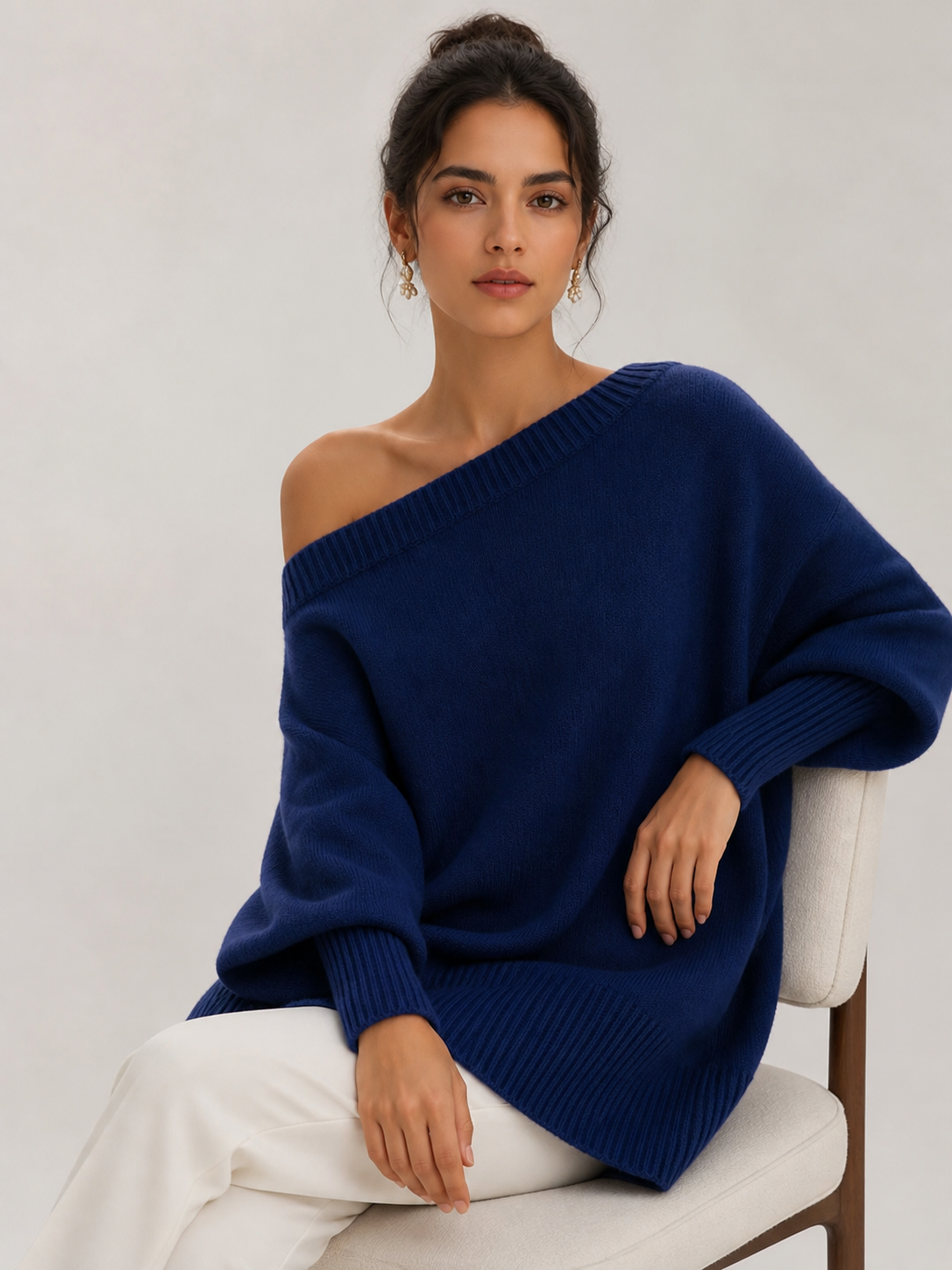Éva — Jersey de Hombro Descubierto · Azul marino · Modelo