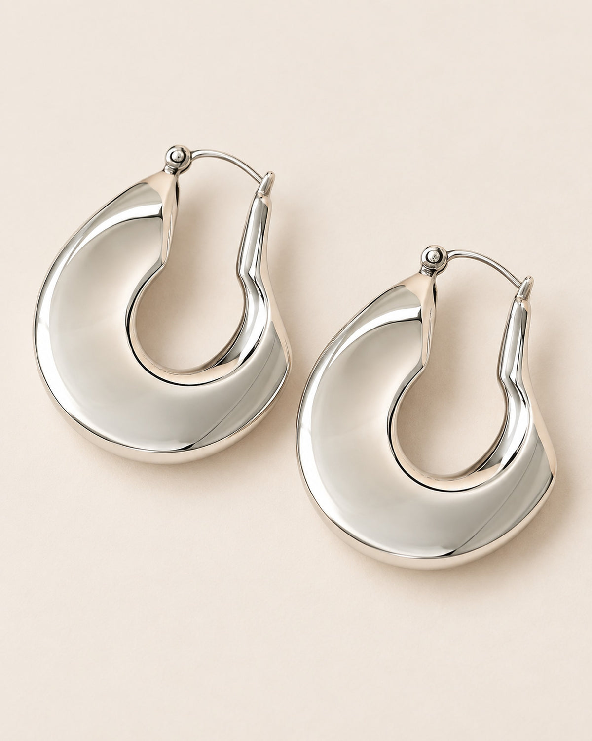 Aurélie sculpted oval hoop earrings in Silver, three-quarter view