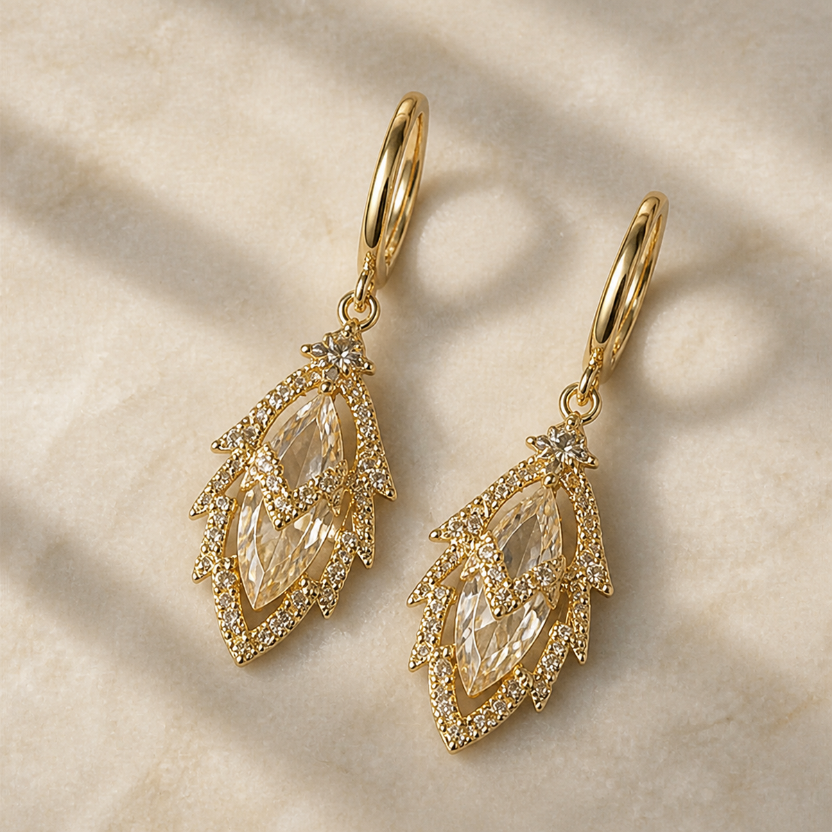 Iris — Pendientes Hoja de Circonita Dorada · Lay Down Premium