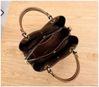 Isaline — Bolso Cruzado Estructurado Dorado