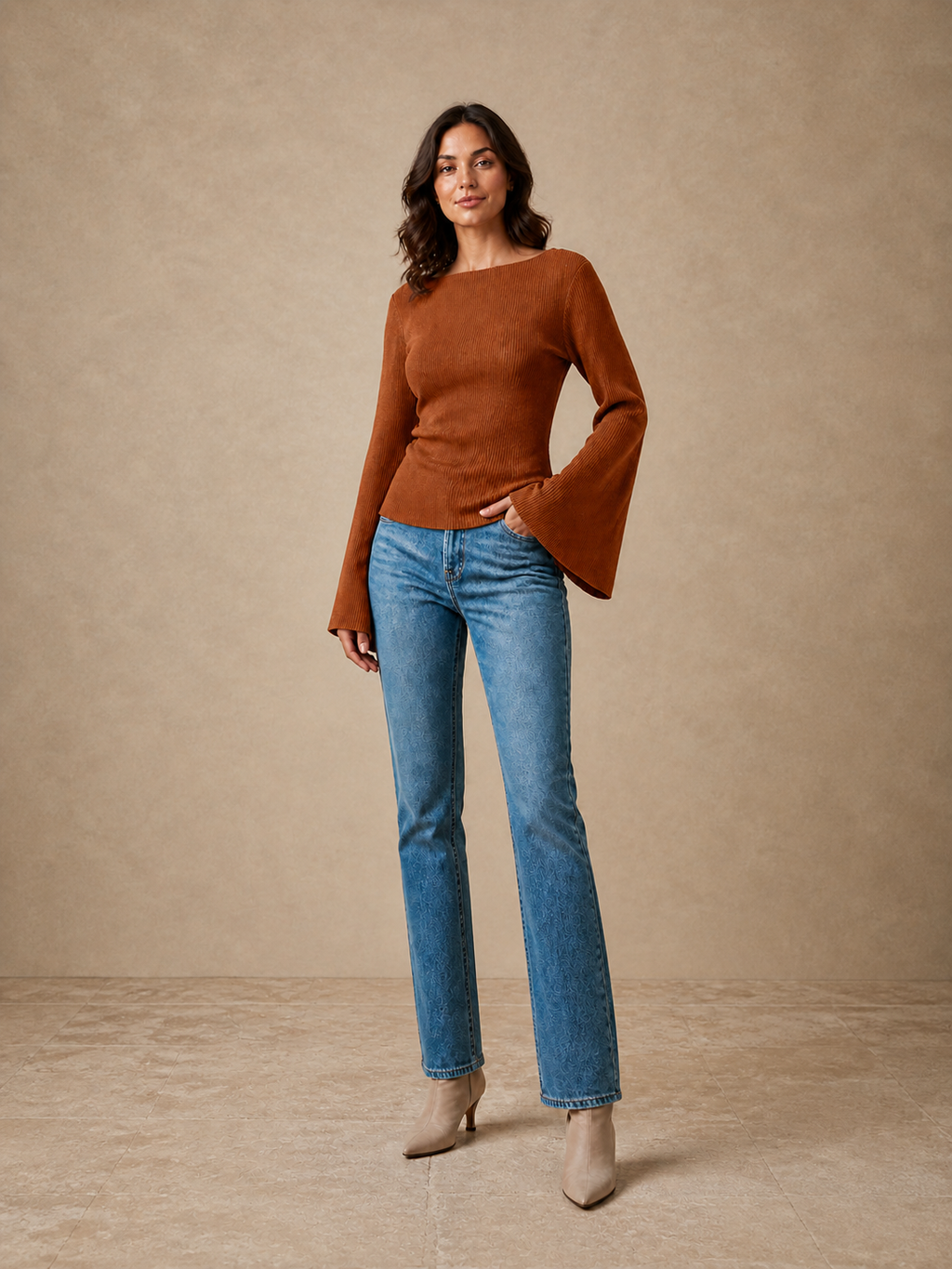 Juliana — Top de Canalé con Manga Campana · Color caramelo · modelo en estudio · 3:4