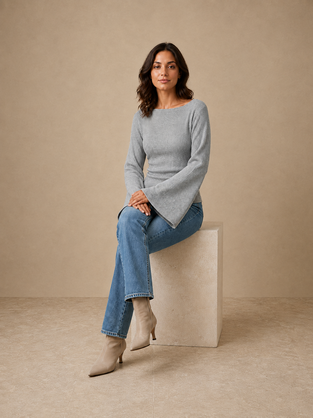 Juliana — Top de Canalé con Manga Campana · Gris · modelo en estudio · 3:4