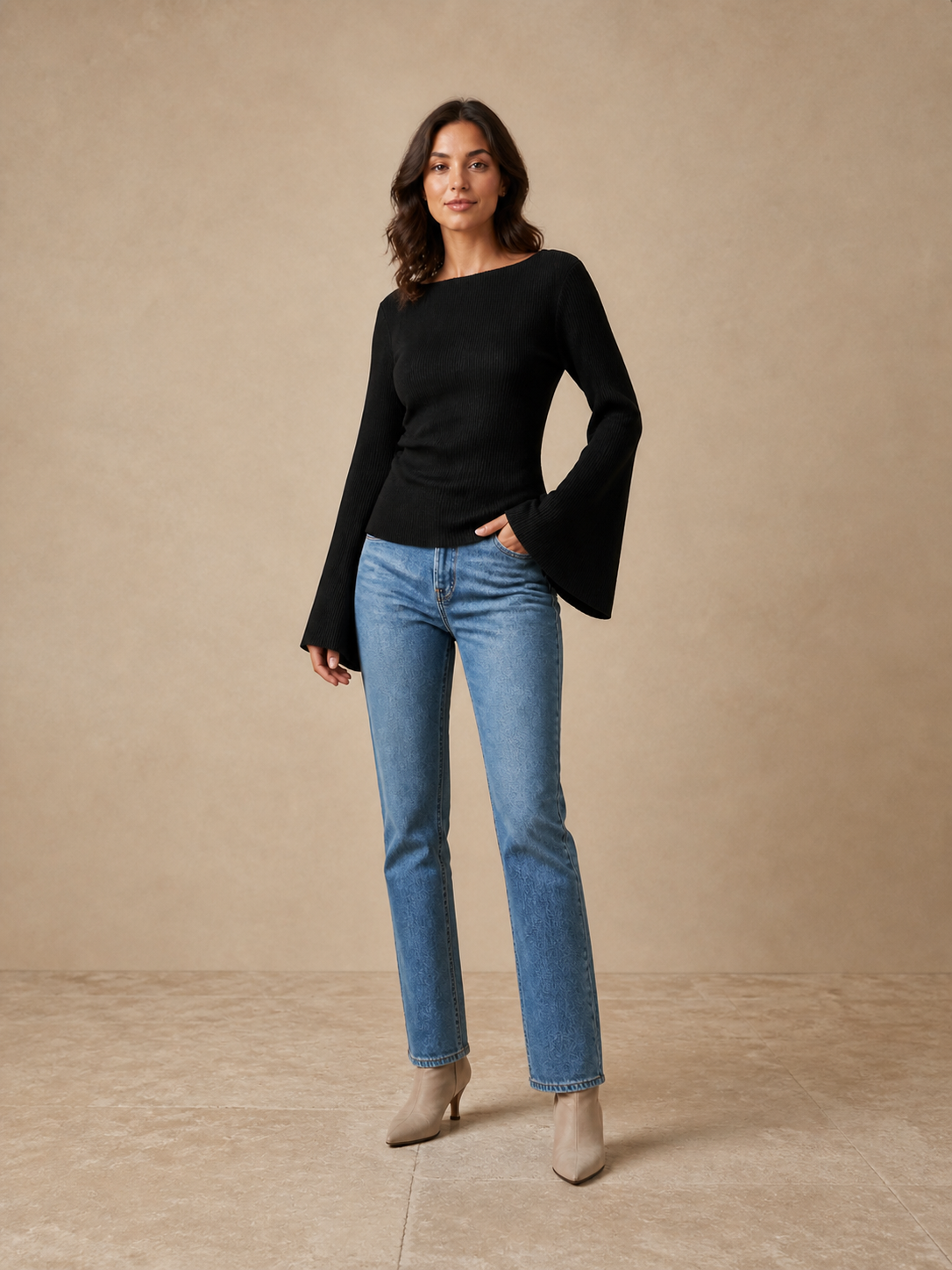 Juliana — Top de Canalé con Manga Campana · Negro · modelo en estudio · 3:4