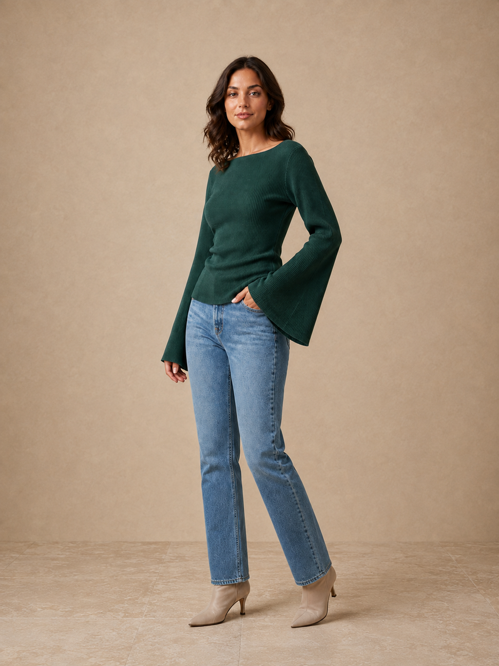 Juliana — Top de Canalé con Manga Campana · Verde · modelo en estudio · 3:4