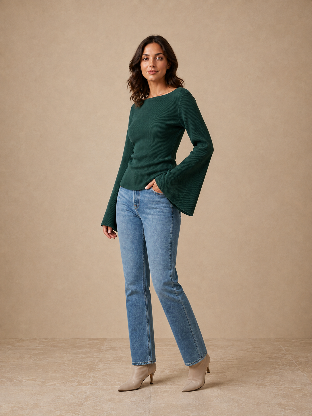 Juliana — Top de Canalé con Manga Campana · Verde · modelo en estudio · 3:4