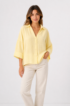 Margaux — Camisa de Rayas Azules — margaux amarillo, modelo con rostro visible