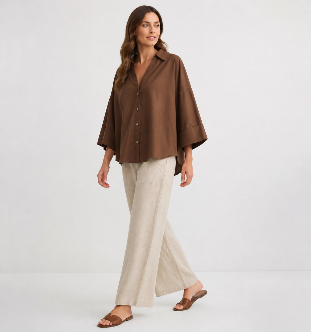 Margaux — Camisa de Rayas Azules — margaux marron, modelo con rostro visible