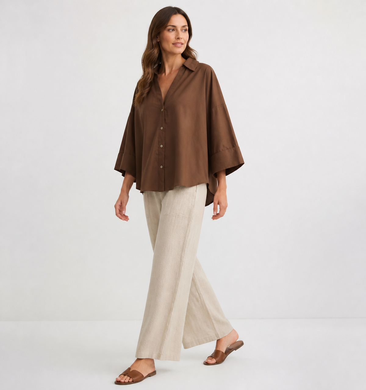 Margaux — Camisa de Rayas Azules — margaux marron, modelo con rostro visible