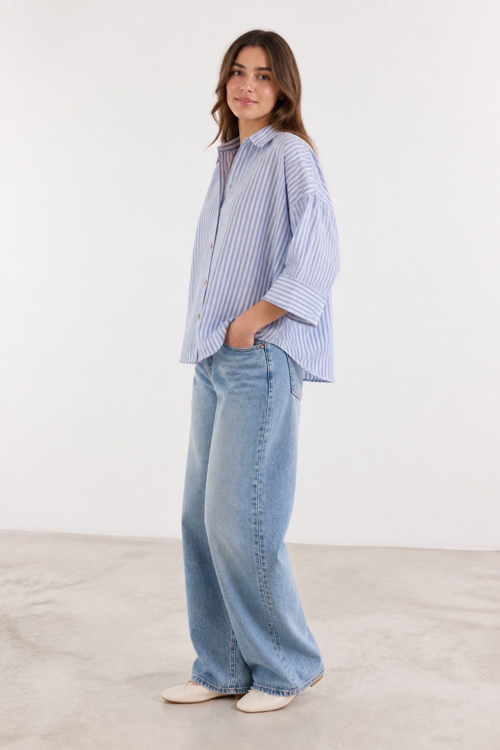 Margaux — Camisa de Rayas Azules — margaux ray azul oscuro, modelo con rostro visible