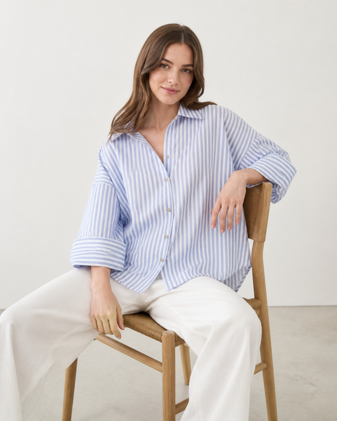 Margaux — Camisa de Rayas Azules — margaux ray caqui, modelo con rostro visible