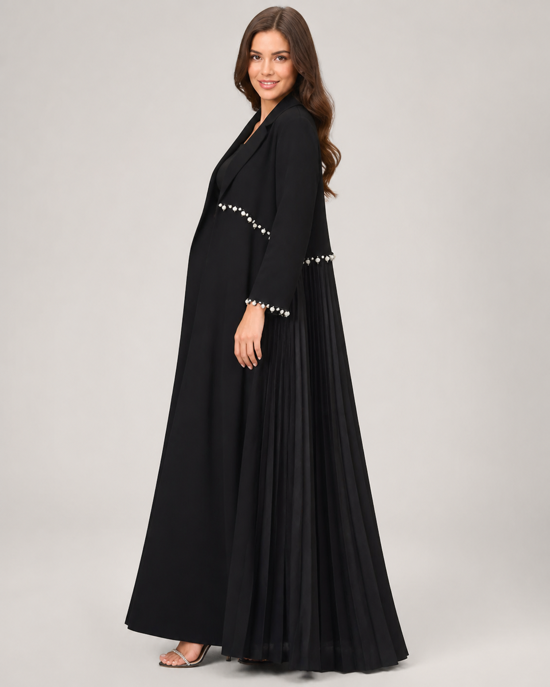 Séraphine — vestido maxi plisado con pedrería, modelo en estudio premium, pose lateral