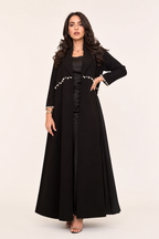 Séraphine — vestido maxi plisado con pedrería, modelo en estudio premium, pose frontal