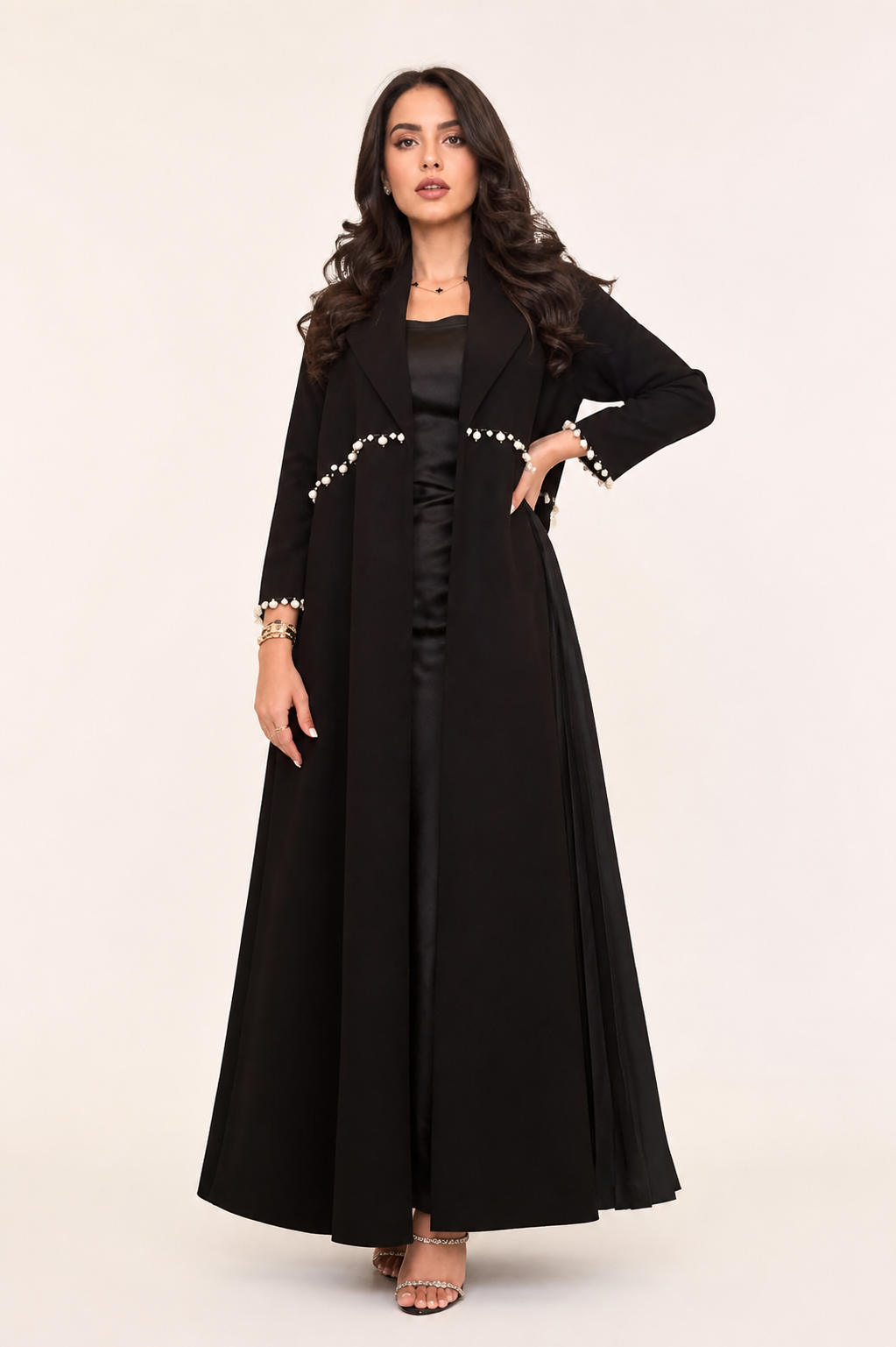 Séraphine — vestido maxi plisado con pedrería, modelo en estudio premium, pose frontal