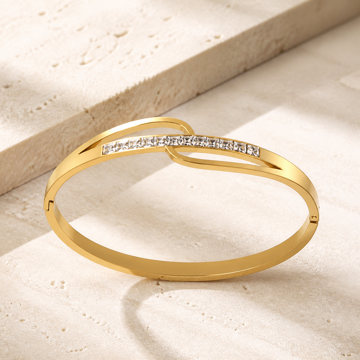 Soline — Brazalete Geométrico de Acero · Lay Down Premium